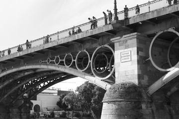photo noir et blanc de pont à Séville
