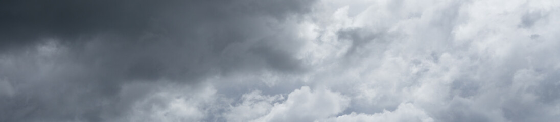 Panorama des nuages pluvieux survolant l& 39 horizon. Ciel nuageux dramatique.