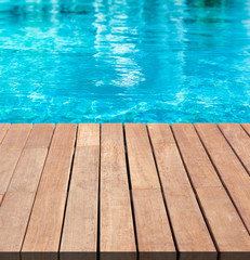 plage de piscine en bois massif 
