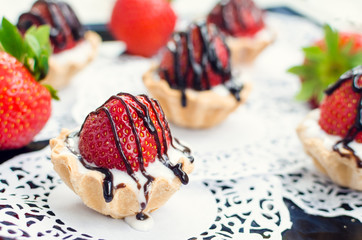 Strawberry cake with vanilla cream