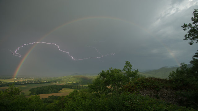 orage et arc en ciel sur les pyr&eacute;n&eacute;e