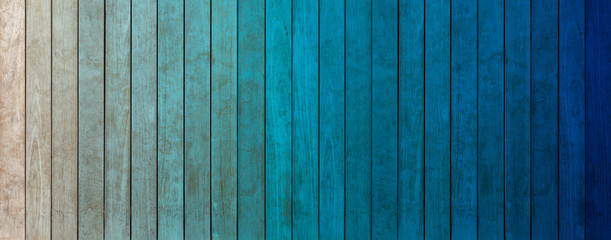Fototapeta na wymiar lamelles de bois coloré, dégradés de bleu 