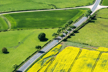 Photo aérienne d'une route près d'Avallon dans la Nièvre en France