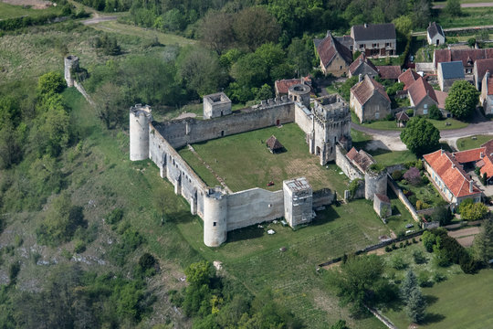 Photo aérienne des ruines du château de Vallery