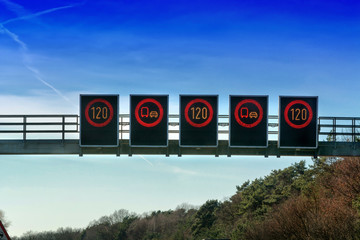 Verkehrsregulierung, Geschwindigkeitsbeschränkungen Stauwarnung.