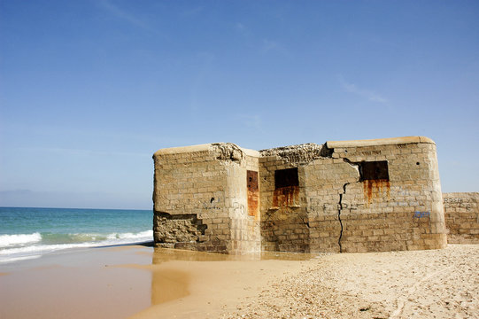 Antiguo bunquer en ruinas en las costas de c&aacute;diz.