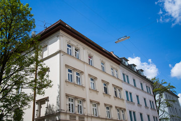 Fototapeta na wymiar Altbau, weiße Fassade, blauer Himmel