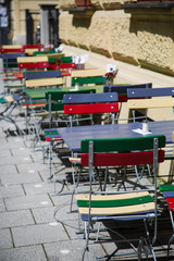 bunte Stühle und Tische vor Restaurant