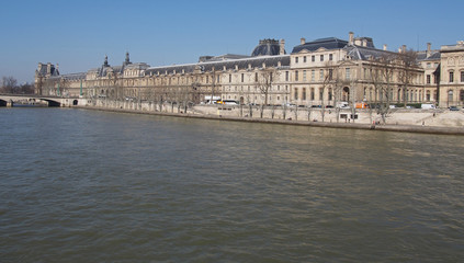 Fototapeta na wymiar La Seine et le Palais de Louvre - Paris