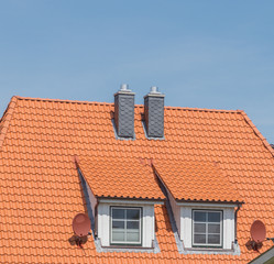 Obraz premium Dachgauben mit Fenstern und Schornsteinen