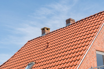 Schornsteine auf einem Dach