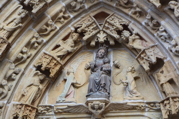 Fronton du porche latéral de la cathédrale Saint Corentin à Quimper