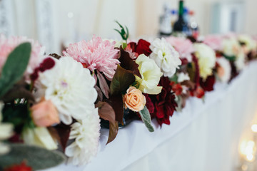 The different flowers standing on the wedding table