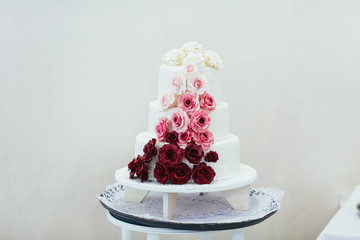 Obraz na płótnie Canvas The wedding cake stands on the table