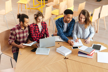Obraz premium Students sitting in library