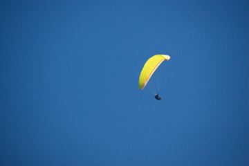 parapendio giallo