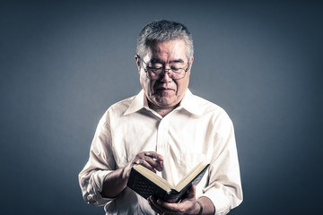 シニア男性と読書