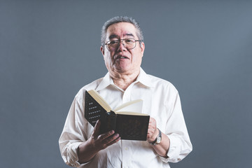 シニア男性と読書