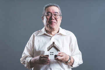 シニア男性と住宅