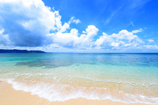 美しい沖縄のビーチと夏空