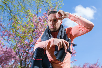 Fototapeta premium erschöpfter Mann nach dem Lauftraining
