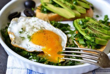 Good morning! Breakfast with toast with avocado, spinach and egg.