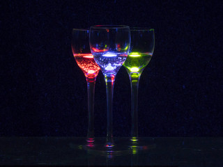 bunt leuchtende Flüssigkeiten im Glas