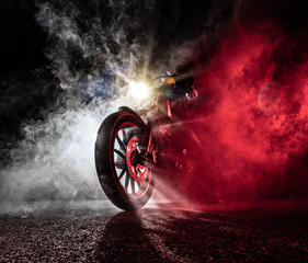 Fototapeta premium Śmigłowiec motocyklowy dużej mocy w nocy.
