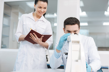 Obraz premium Attractive brunette keeping notebook on left hand