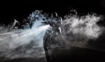 Photo sur Plexiglas Moto Chopper moto haute puissance la nuit.