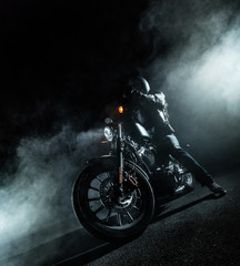 Naklejka premium Rozdrabniacz motocyklowy dużej mocy w nocy.