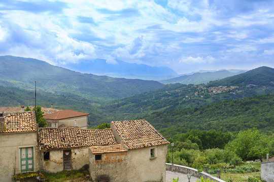 Blick von Morigerati &uuml;ber das Tal des Bussento in Richtung Sicili
