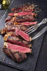 Barbecue Wagyu Tagliata di Manzo Entrecote als close-up auf Schieferplatte