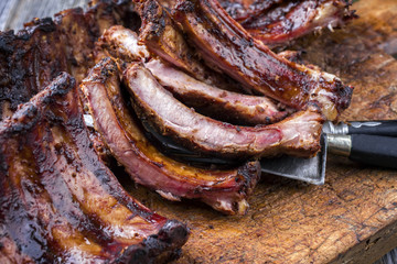 Barbecue Schweine Spare Ribs als close-up auf einem alten Schneidebrett 
