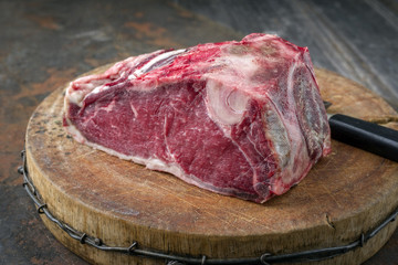 Rohes  dry aged Rib of Beef als close-up auf altem Schneidebrett