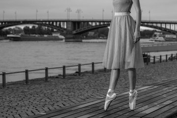 Bild einer Ballerina am Rheinufer in Mainz (schwarzweiß) © parallel_dream
