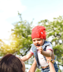 Obraz premium Little girl laughs happily in the park