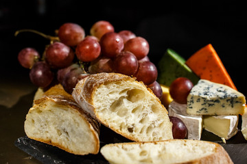 Grapes with cheese and bread