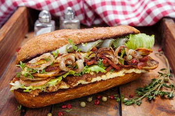 Bauernfrühstück im Vollkornbrot mit Zwiebeln