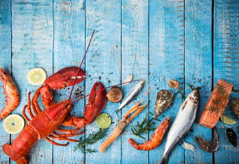 Photo sur Plexiglas Crustacés Fruits de mer frais et savoureux servis sur une vieille table en bois.