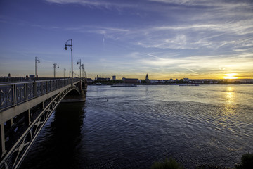 Fototapeta na wymiar Brücke über den Rhein im Sonnenuntergang