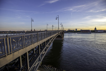 Obraz na płótnie Canvas Brücke über den Rhein im Sonnenuntergang