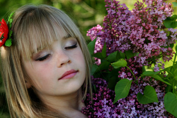 Fototapeta premium Gentle girl-spring with a bouquet of lilacs