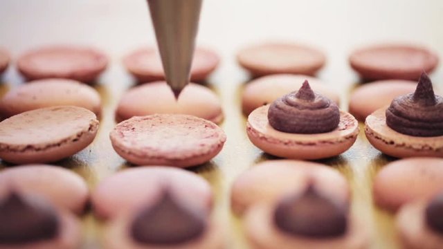 injector squeezing filling to macarons