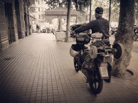 Afilador paseando por la calle oficio olvidado