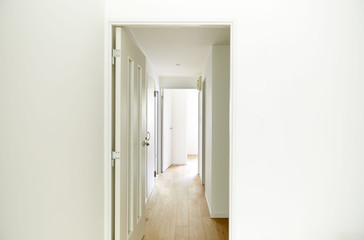 ドア　白　廊下　リノベーション　リフォーム　renovation corridor door white