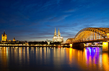 Fototapeta na wymiar Nachtaufnahme von Köln am Rhein mit Hohenzollernbrücke