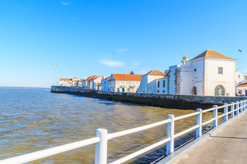 Vista da Vila de Alcochete em Portugal © moedas1