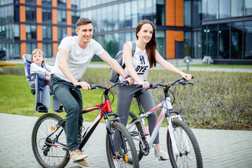 Obraz premium Happy family riding bicycles