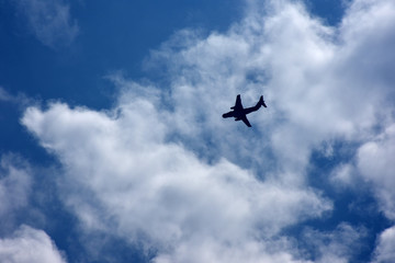 青空と白い雲と飛行機（未来、企業成功、発展などのイメージ）